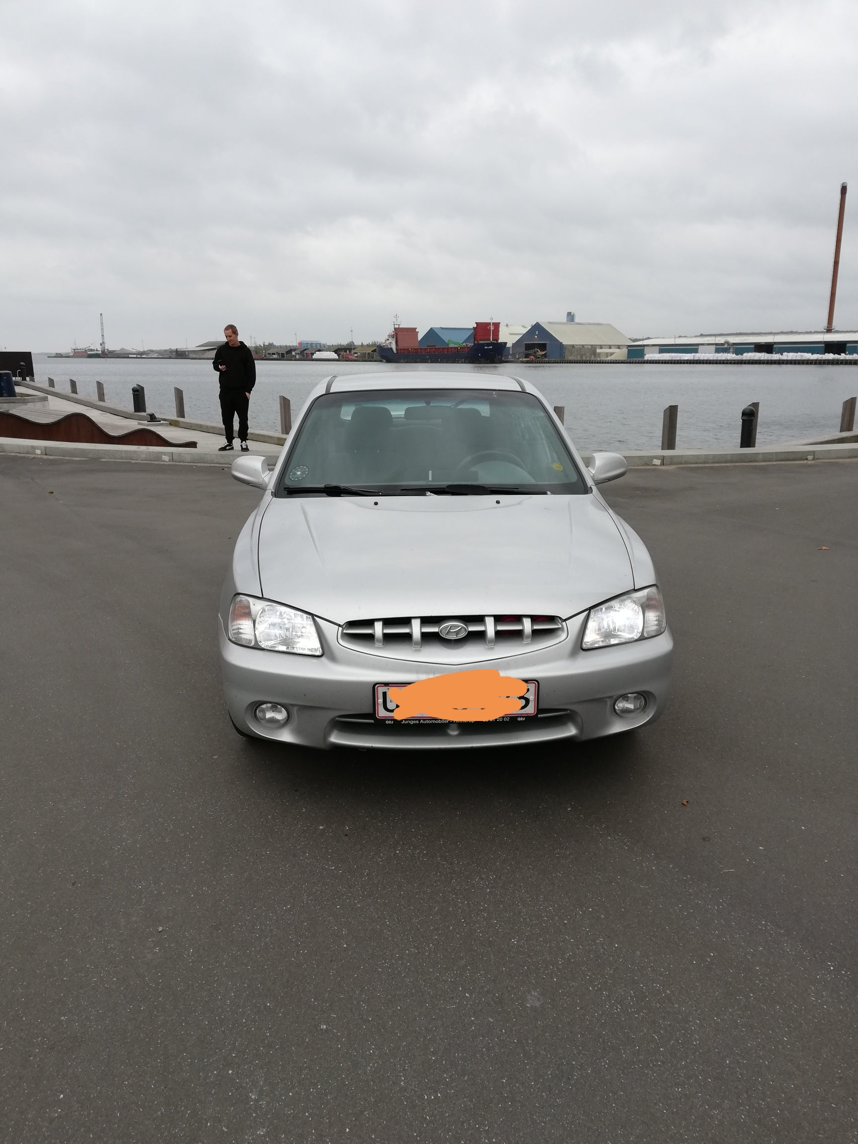Grå Hyundai Accent fra 2001