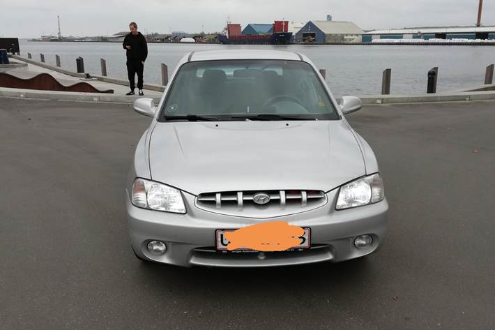 Grå Hyundai Accent fra 2001