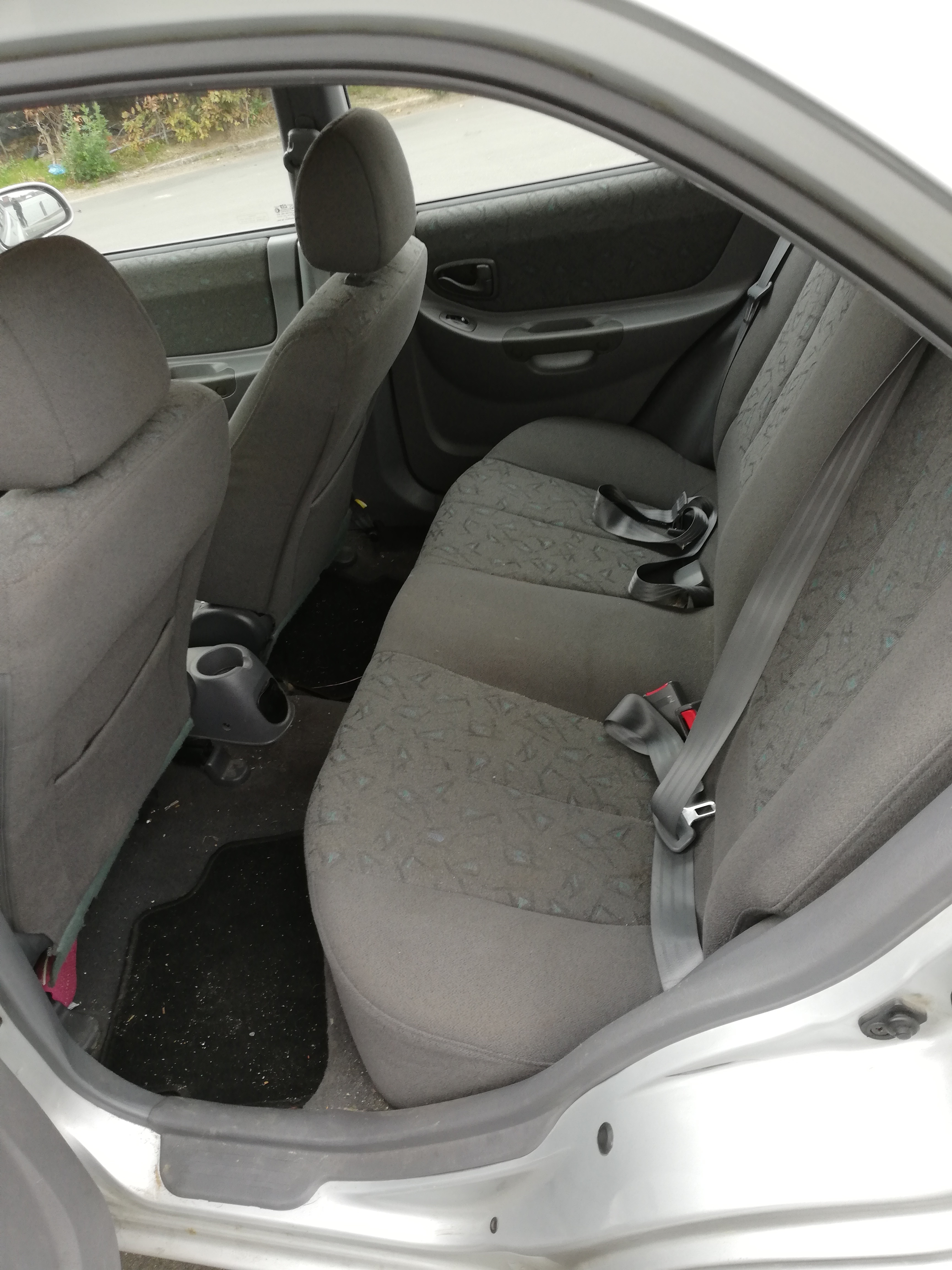 Grå Hyundai Accent fra 2001