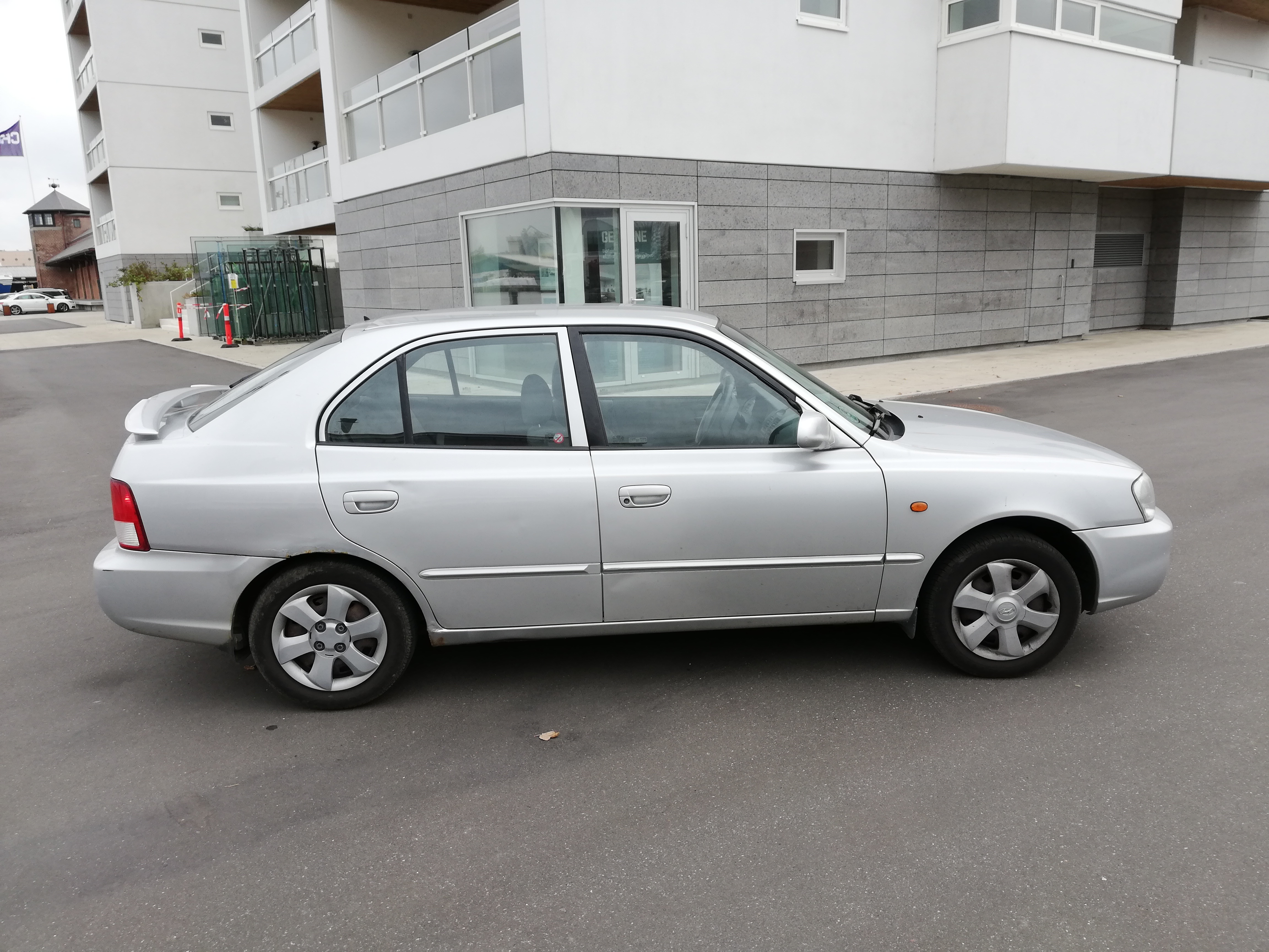 Grå Hyundai Accent fra 2001