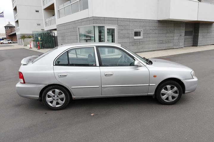 Grå Hyundai Accent fra 2001