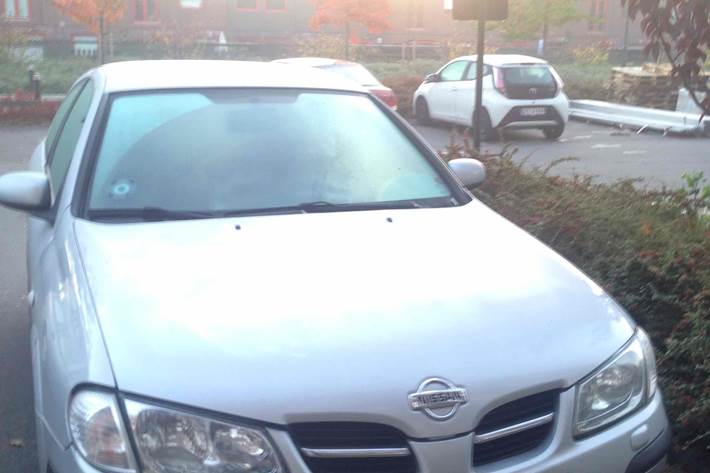 Grå Nissan Almera fra 2001