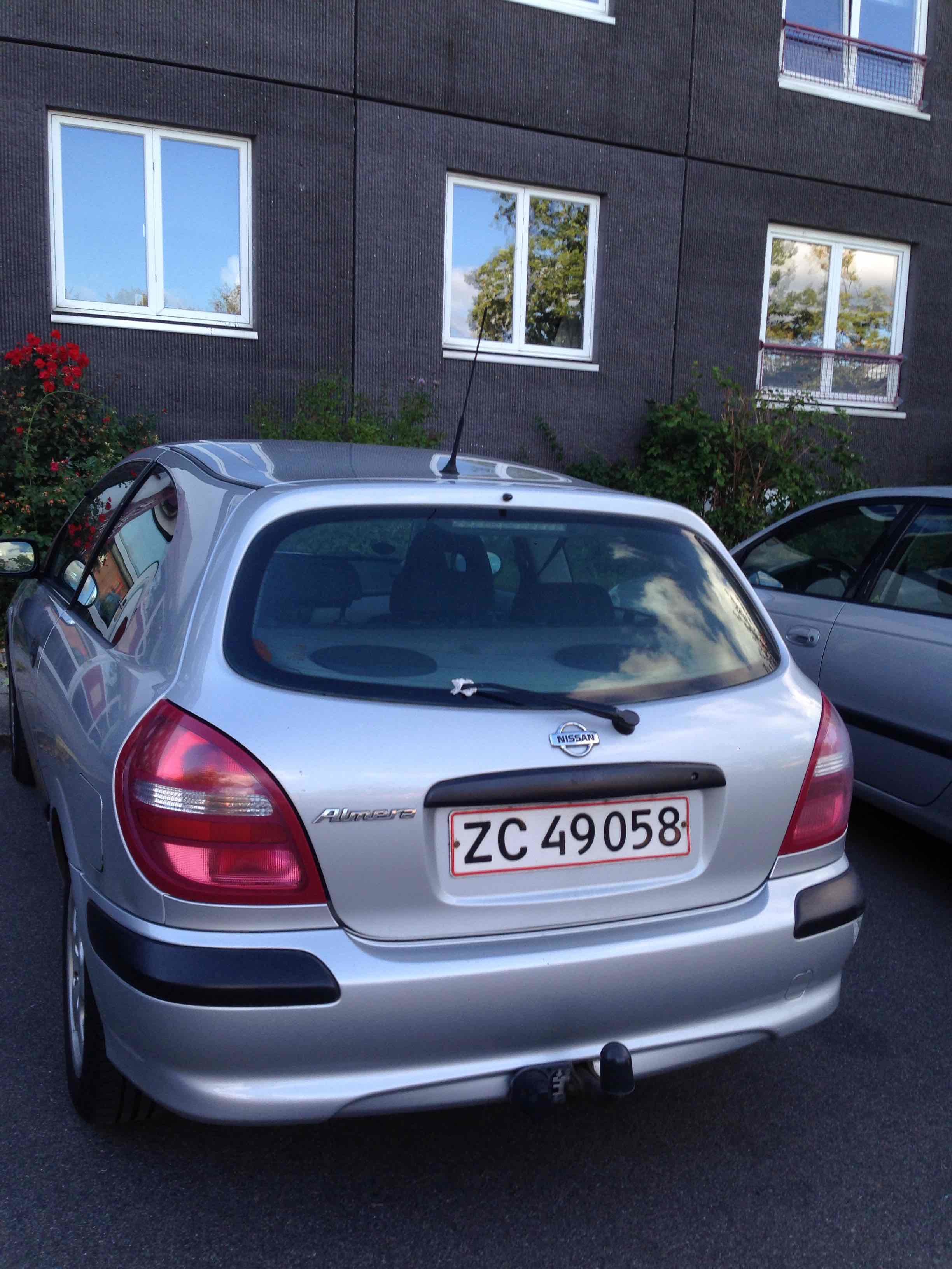 Grå Nissan Almera fra 2001