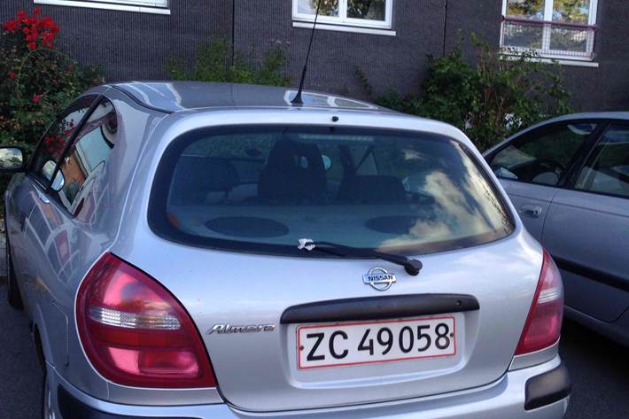 Grå Nissan Almera fra 2001