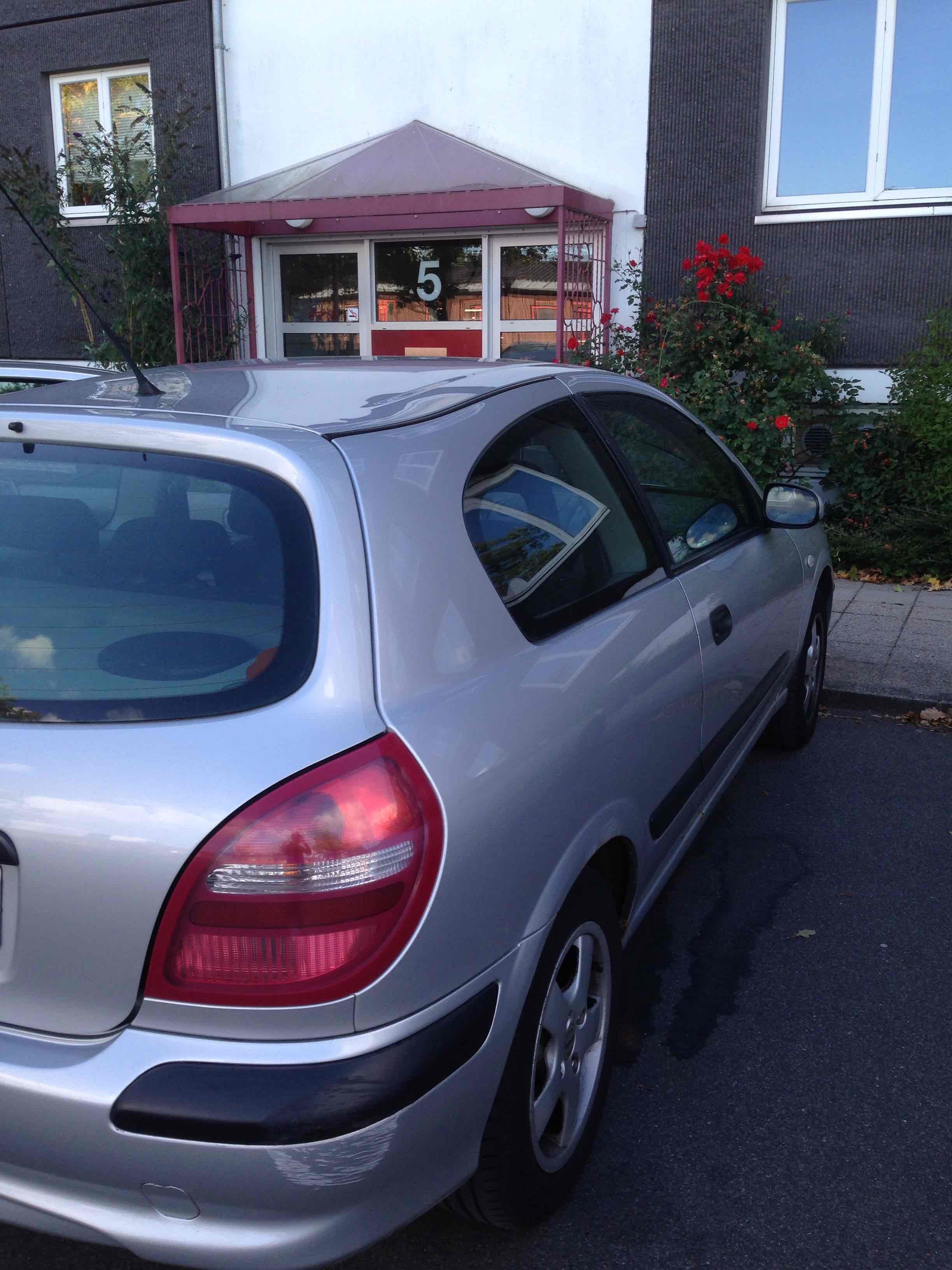 Grå Nissan Almera fra 2001