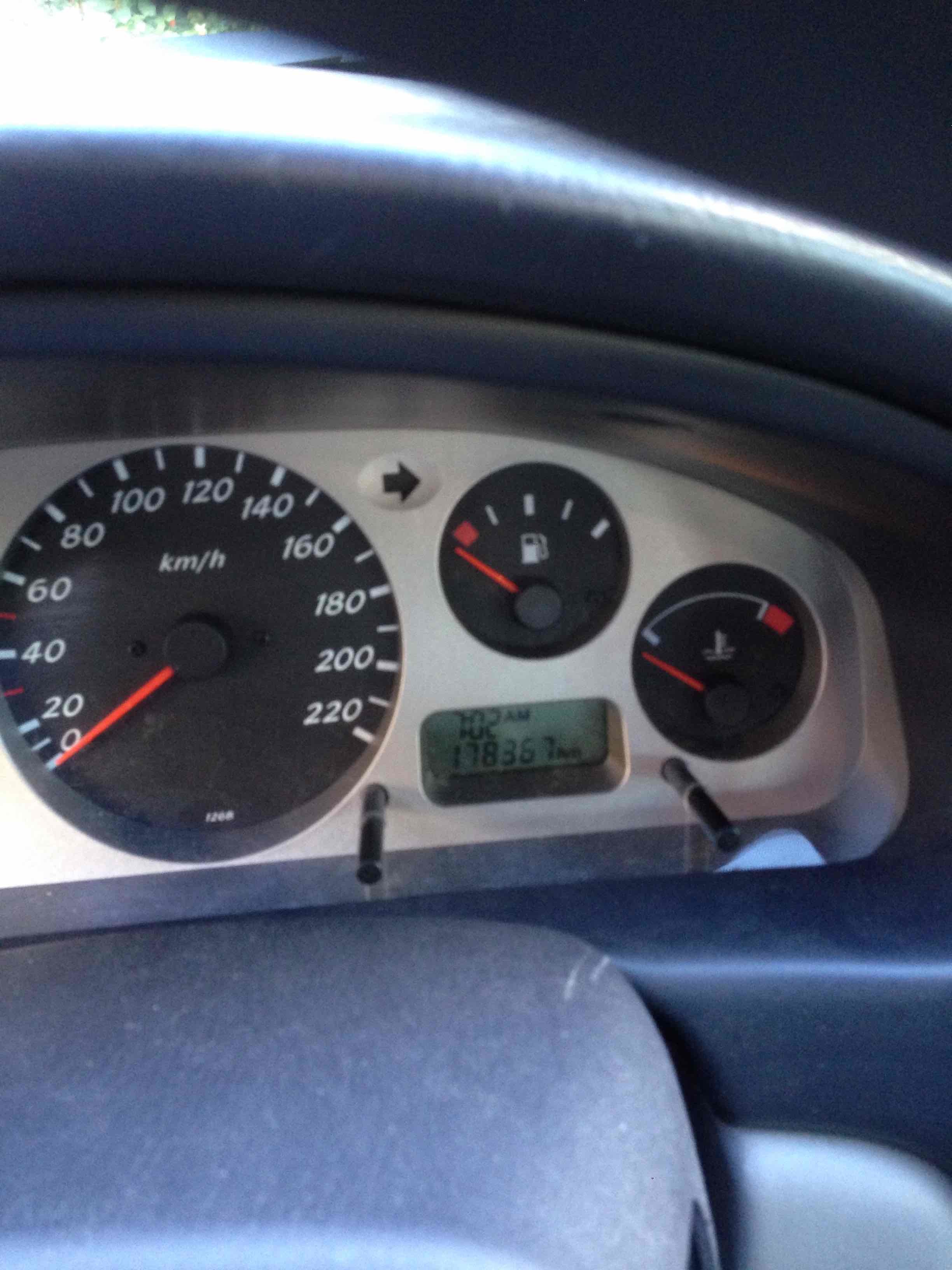 Grå Nissan Almera fra 2001