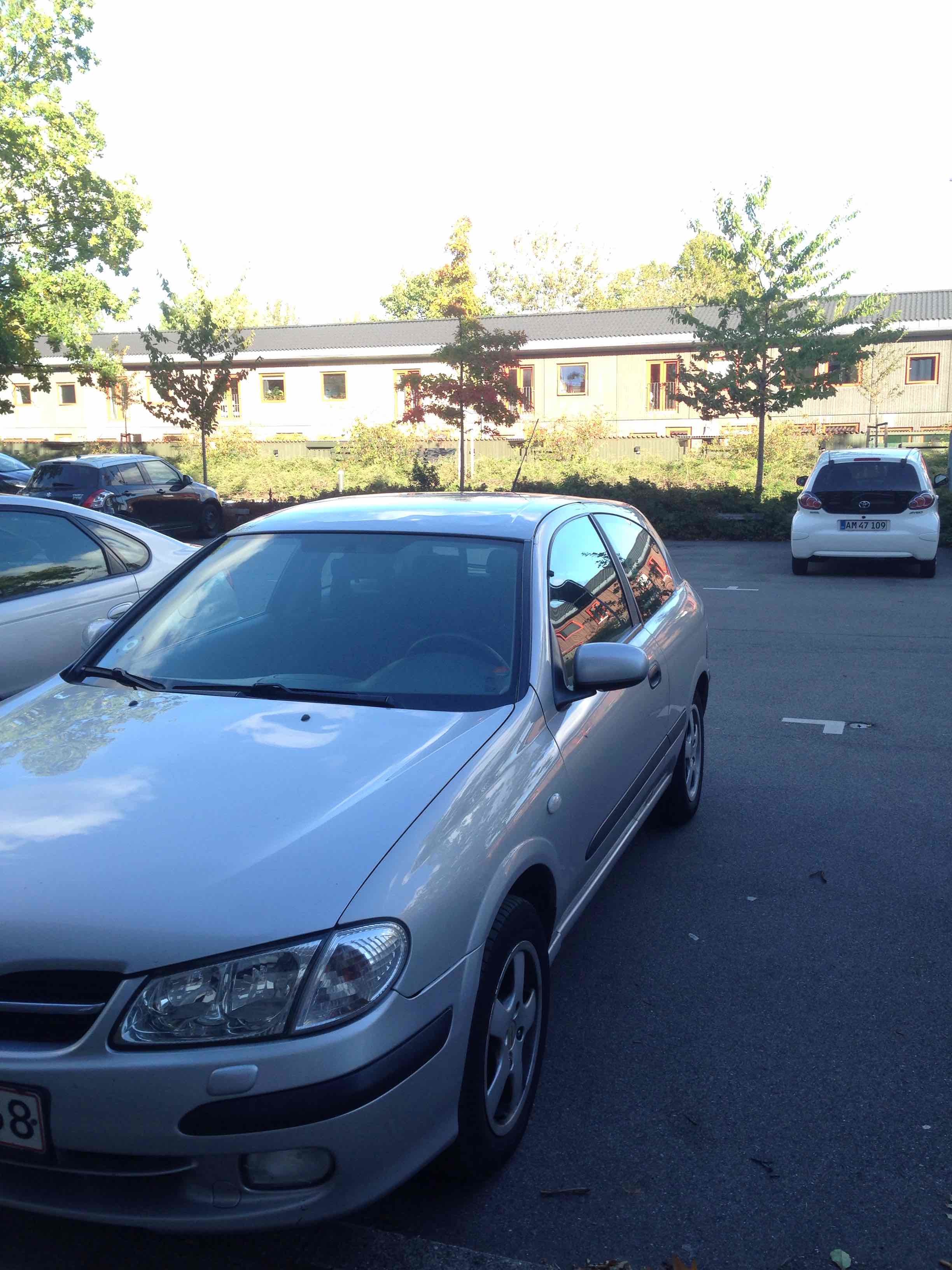 Grå Nissan Almera fra 2001