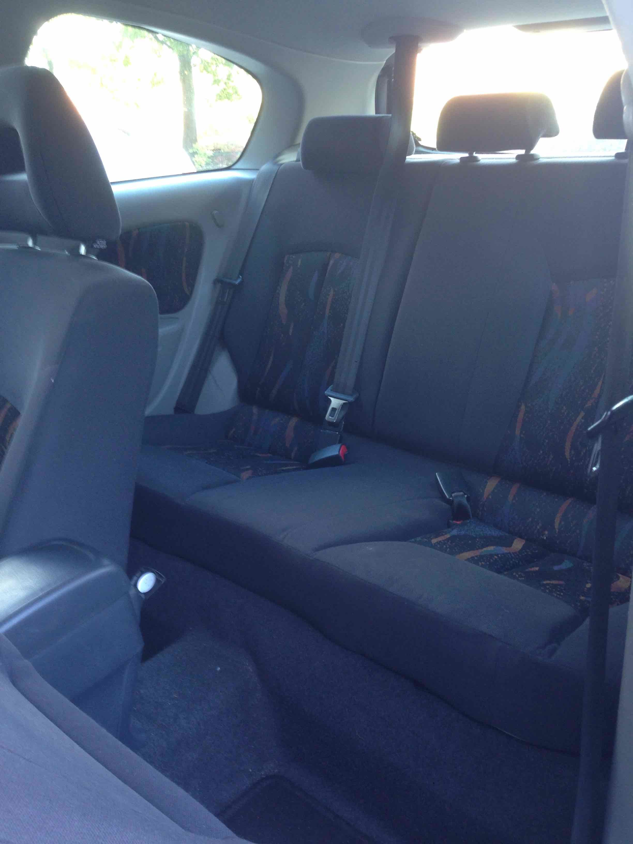 Grå Nissan Almera fra 2001