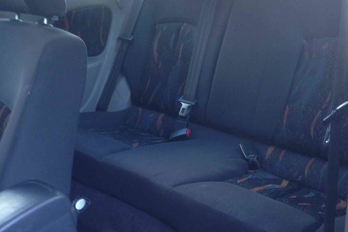 Grå Nissan Almera fra 2001