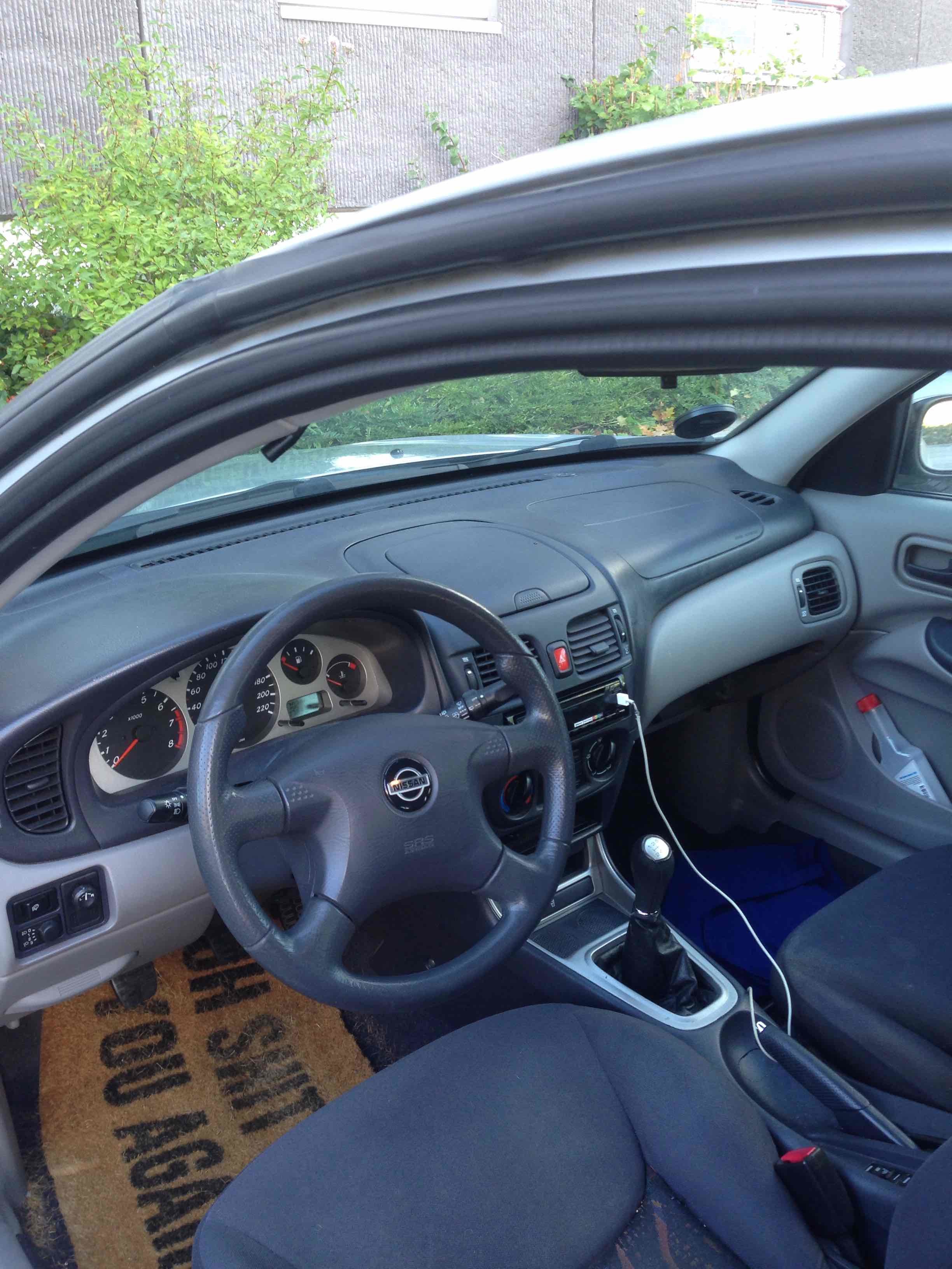 Grå Nissan Almera fra 2001