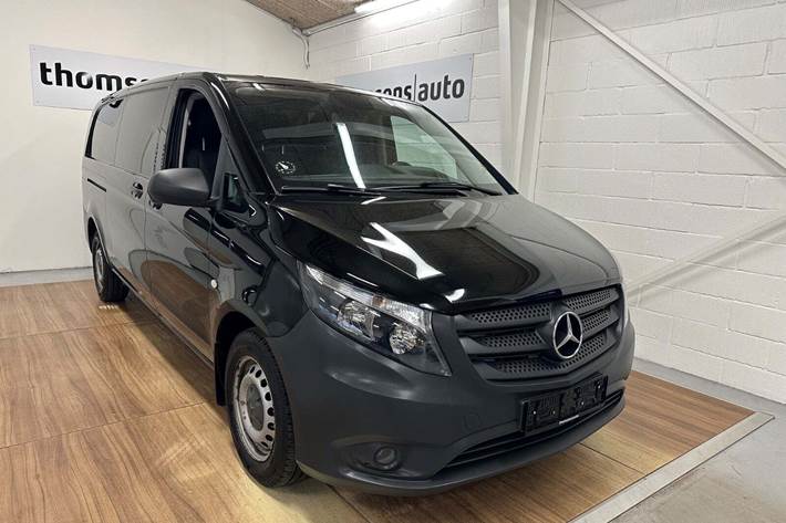 Sort Mercedes Vito 116 fra 2017 set udefra