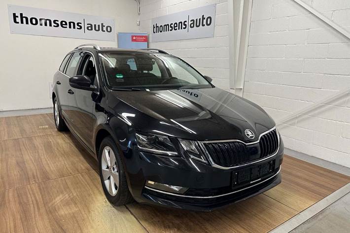 Sort Skoda Octavia fra 2020 set udefra