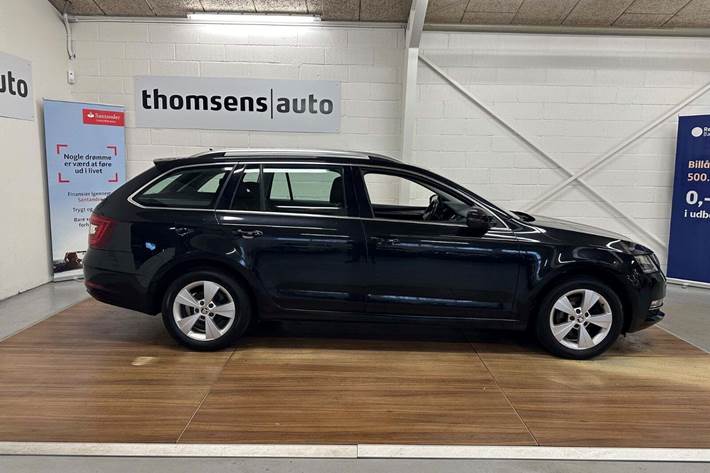 Sort Skoda Octavia fra 2020