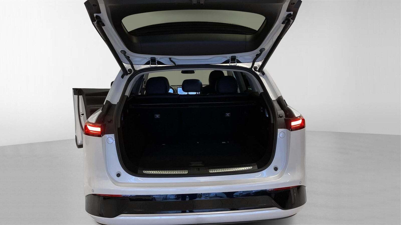 Hvid Xpeng G9 fra 2023