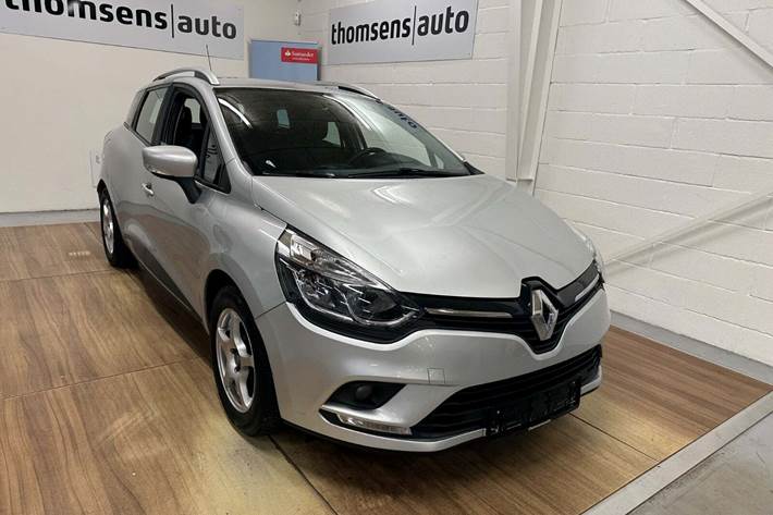 Sølv Renault Clio IV fra 2018 set udefra