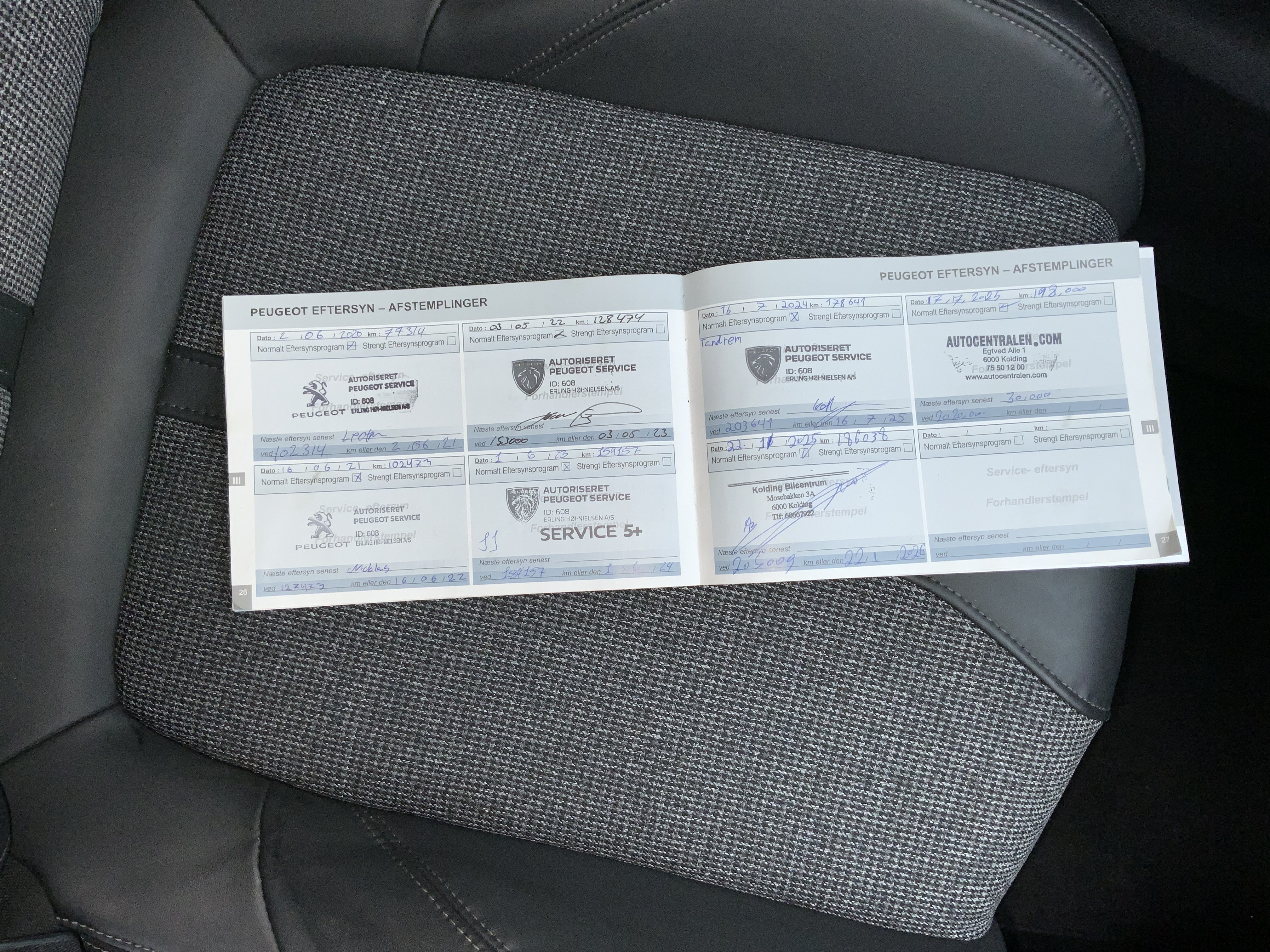 Grå Peugeot 5008 fra 2017