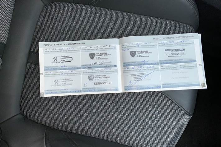 Grå Peugeot 5008 fra 2017