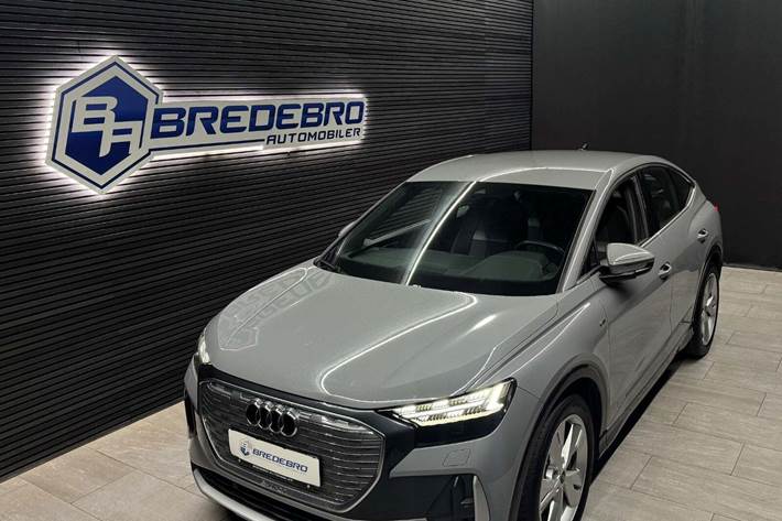 Grå Audi Q4 e-tron fra 2024 set udefra