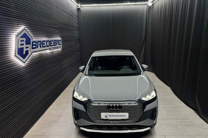 Grå Audi Q4 e-tron fra 2024