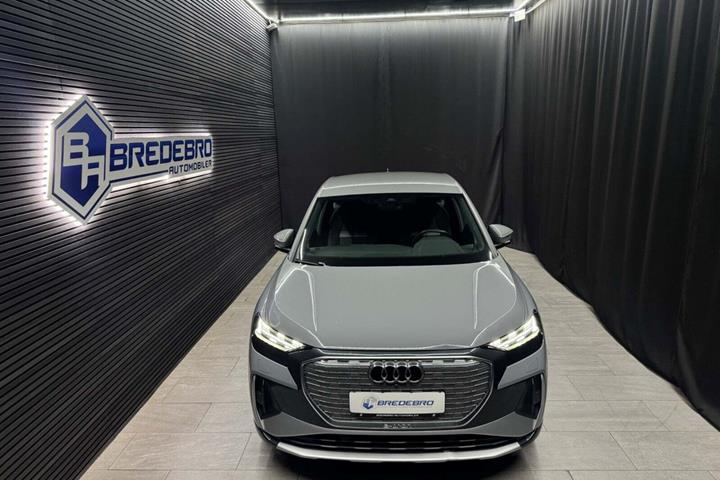 Grå Audi Q4 e-tron fra 2024