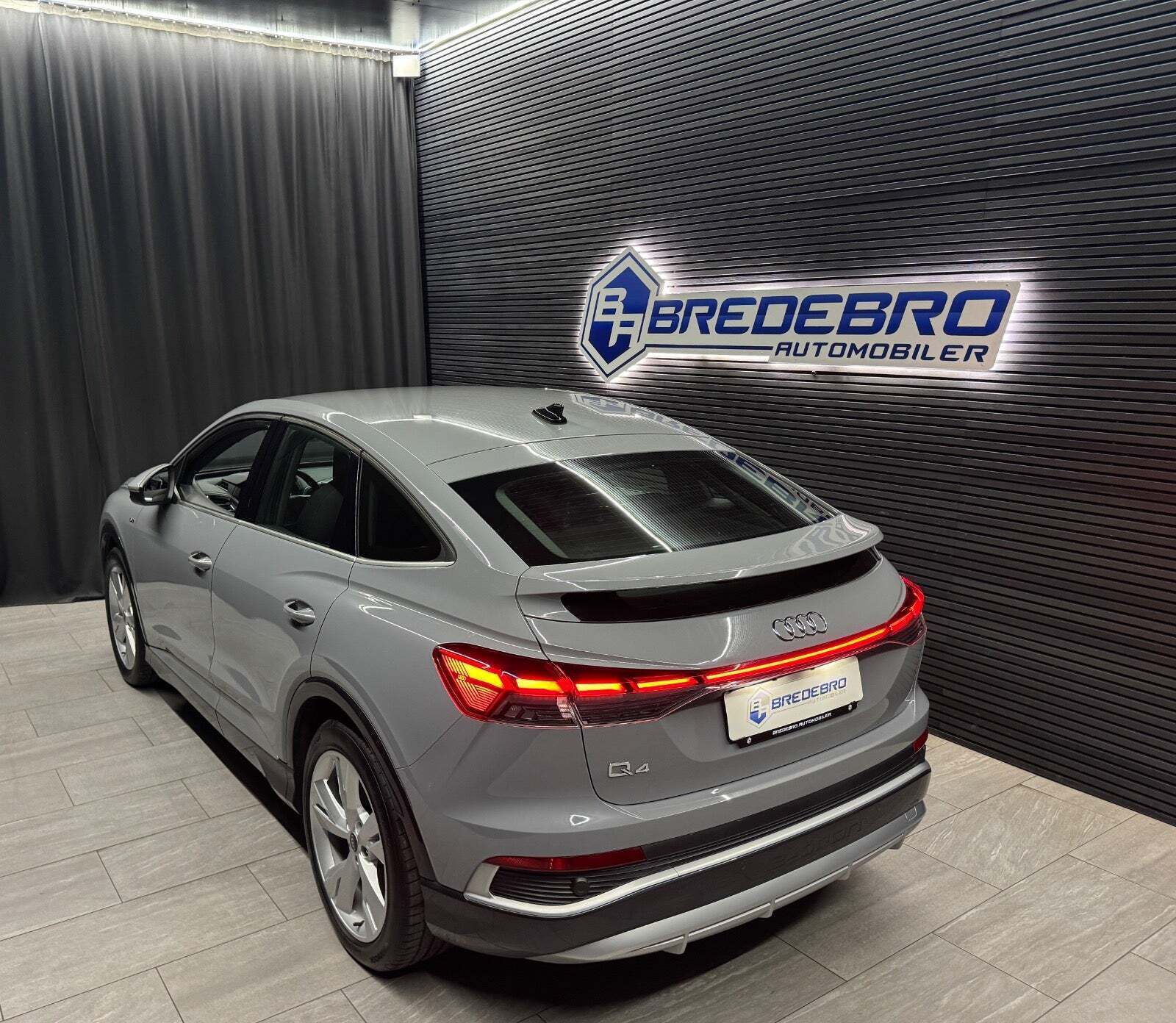 Grå Audi Q4 e-tron fra 2024
