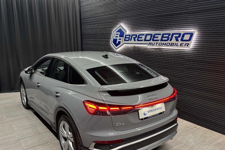 Grå Audi Q4 e-tron fra 2024