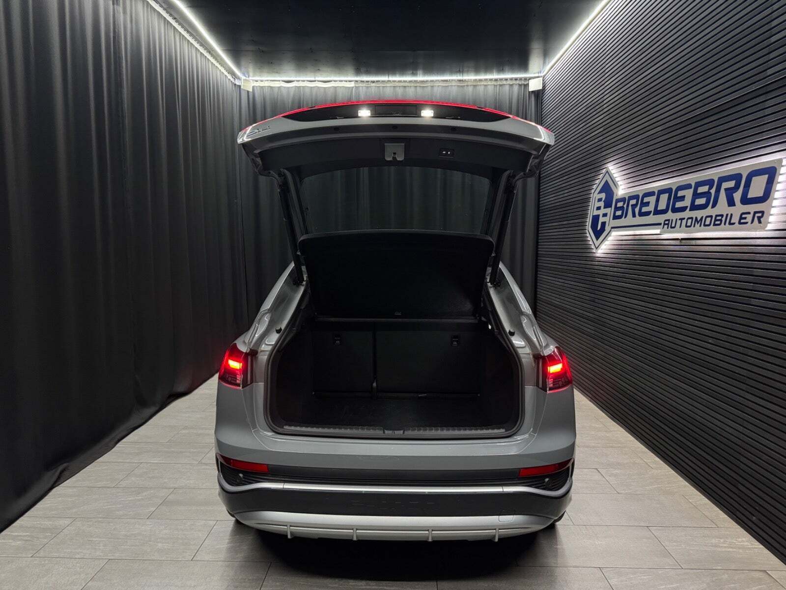 Grå Audi Q4 e-tron fra 2024