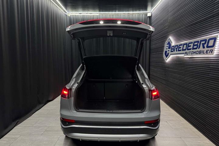 Grå Audi Q4 e-tron fra 2024