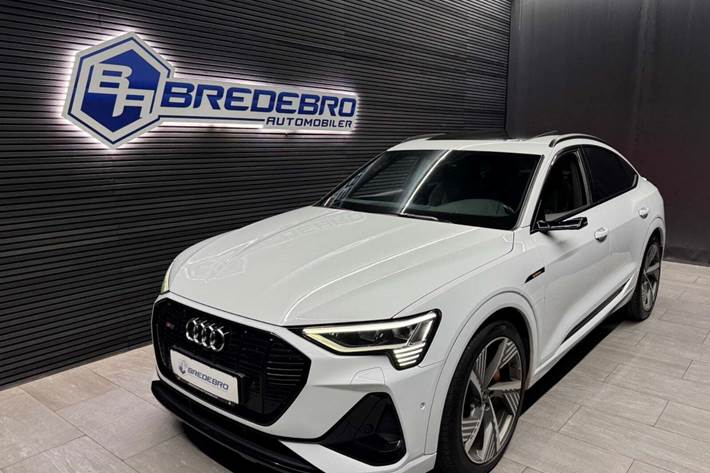 Hvid Audi e-tron fra 2021 set udefra