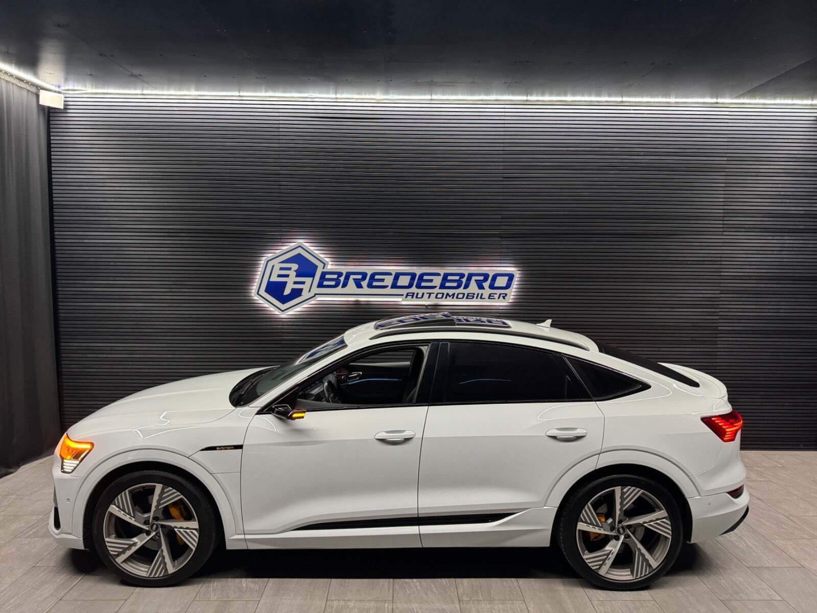 Hvid Audi e-tron fra 2021