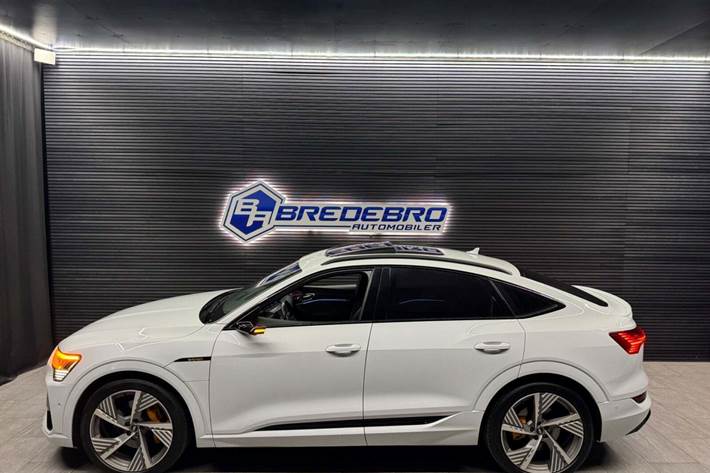 Hvid Audi e-tron fra 2021