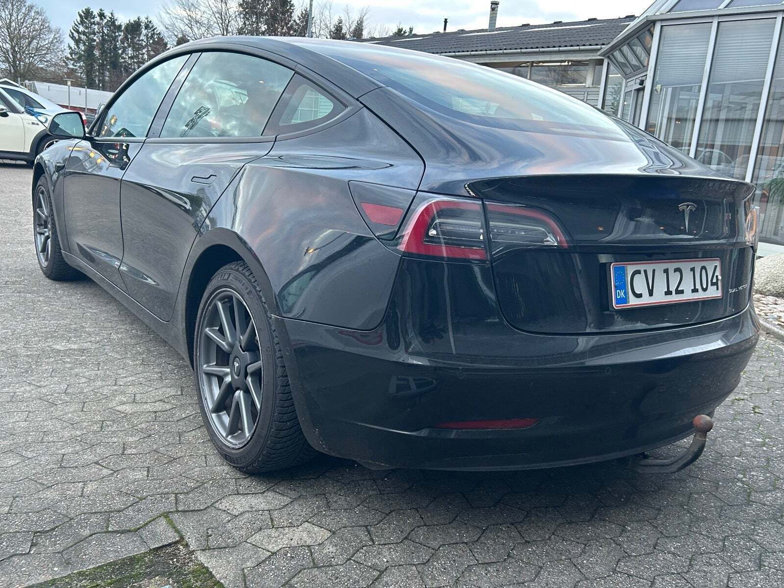 Sort Tesla Model 3 fra 2021
