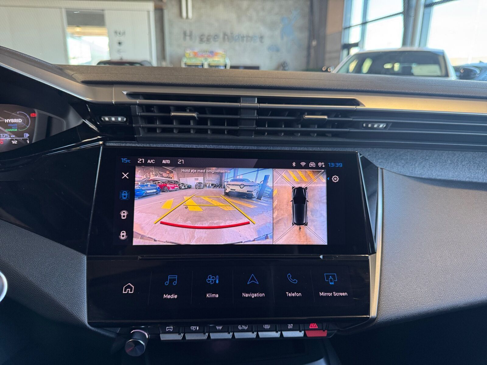 Grøn Peugeot 308 fra 2022