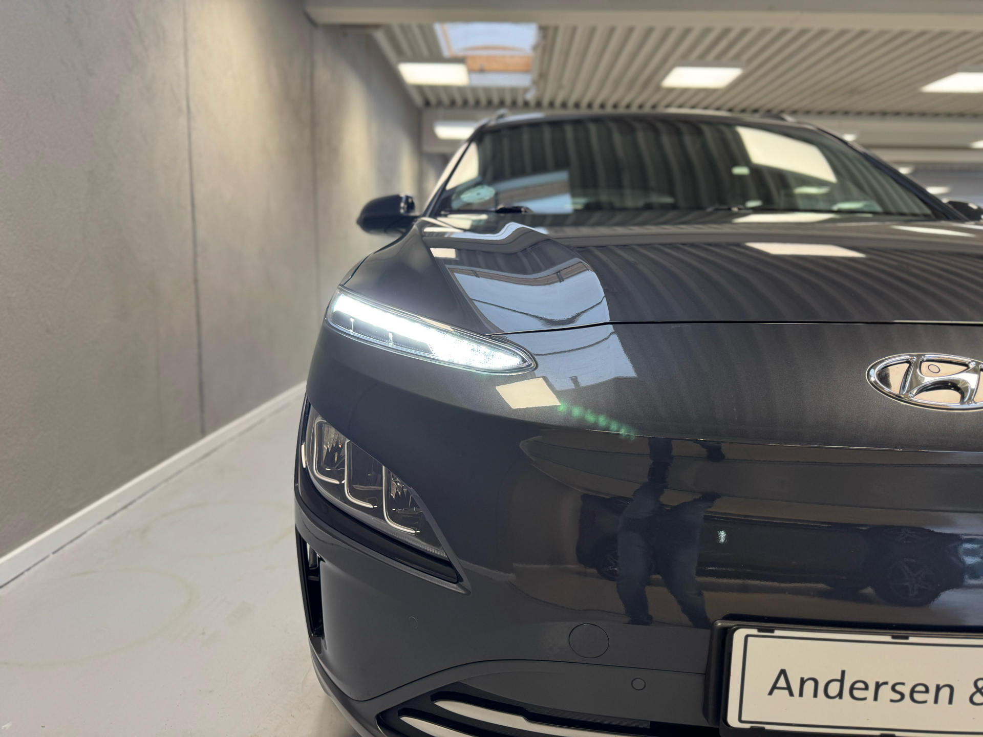 Grå Hyundai Kona fra 2022