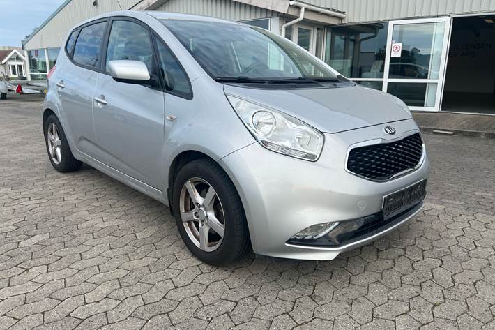 Sølv Kia Venga fra 2015 set udefra