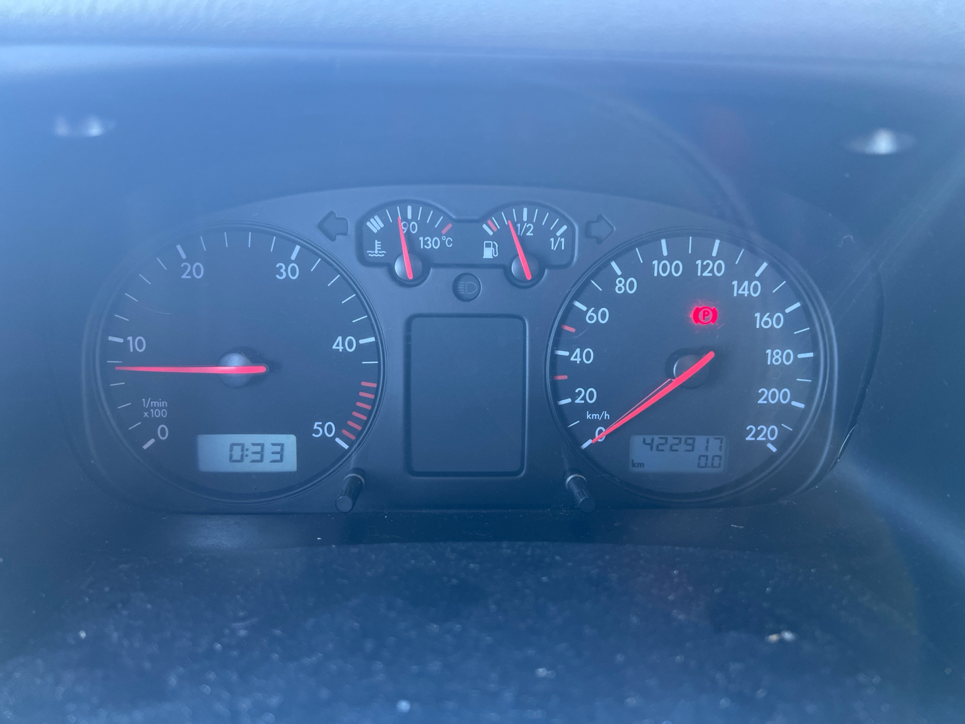 Grå VW Caravelle fra 1998