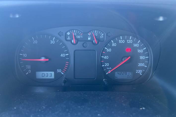 Grå VW Caravelle fra 1998