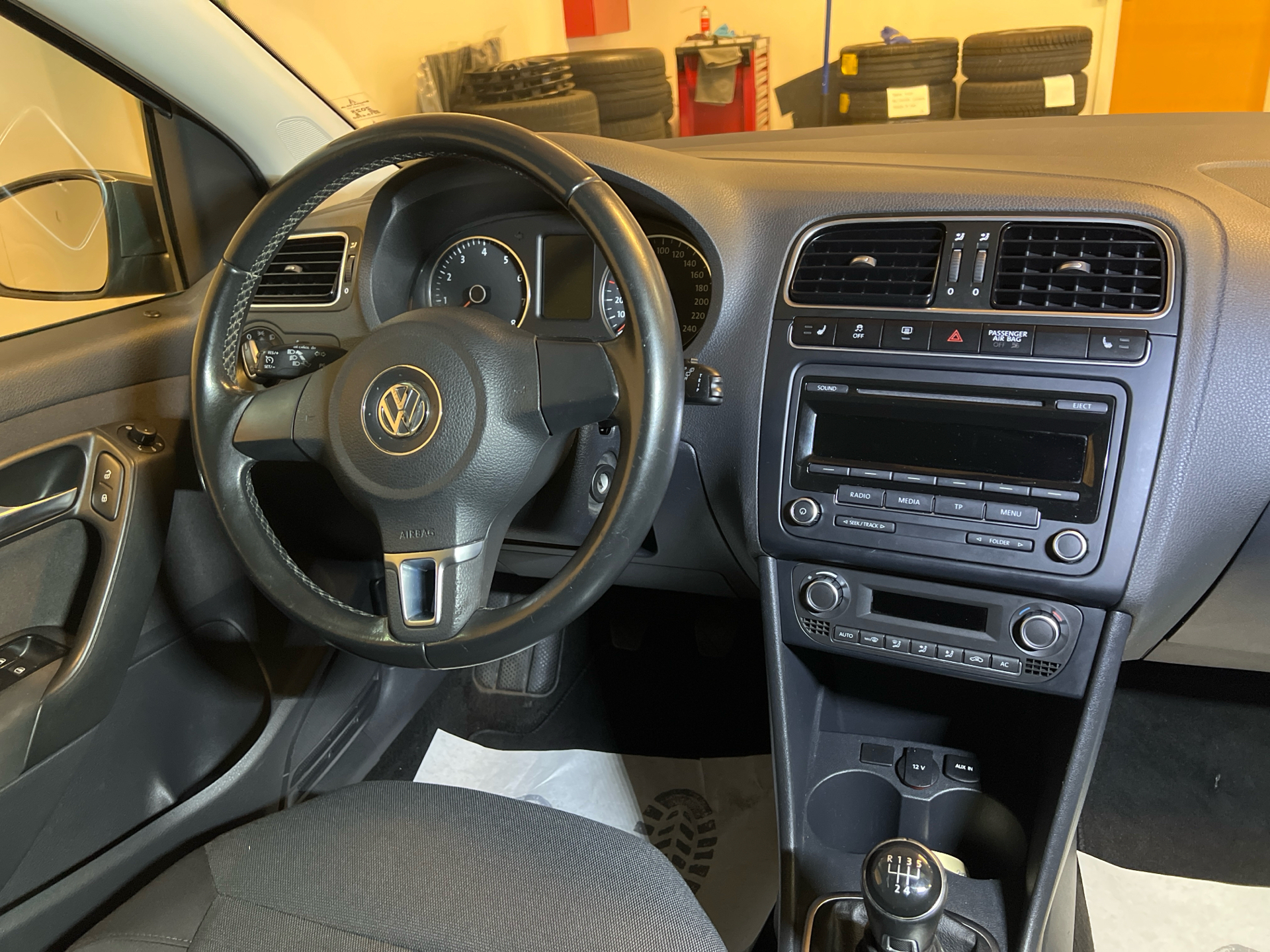 Grå VW Polo fra 2013