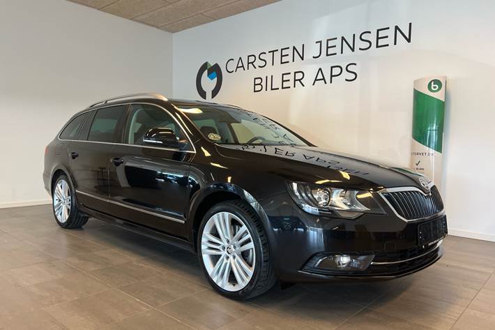 Sort Skoda Superb fra 2015 set udefra