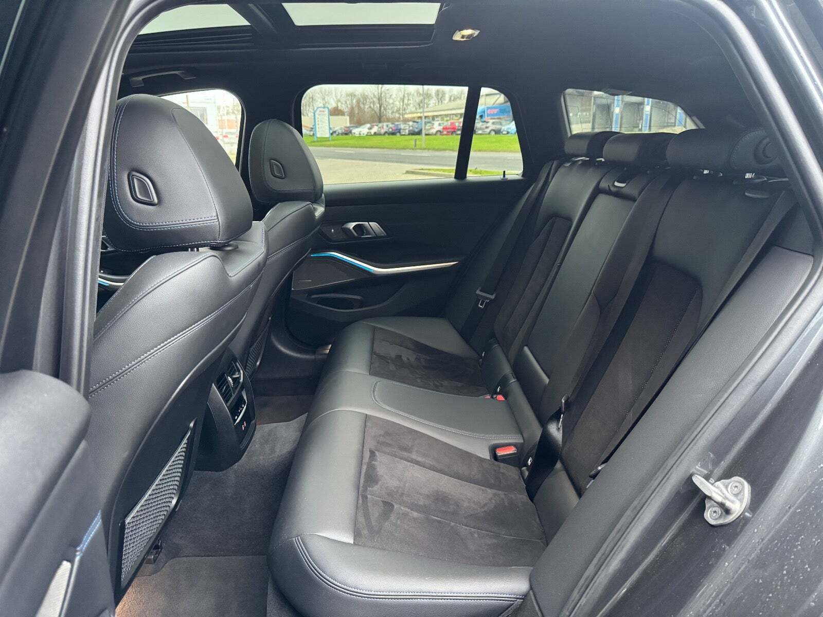 Grå BMW 330e fra 2021