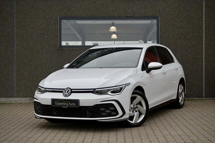 Hvid VW Golf VIII fra 2021 set udefra