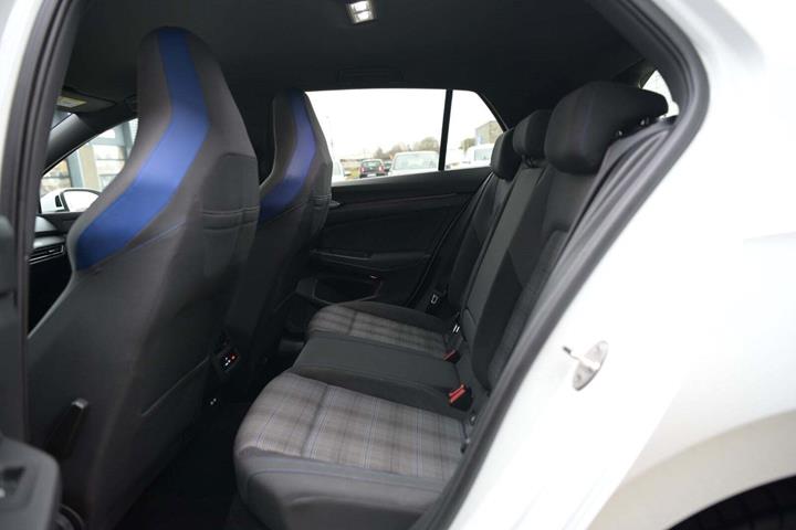Hvid VW Golf VIII fra 2021