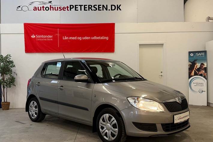 Grøn Skoda Fabia fra 2011 set udefra