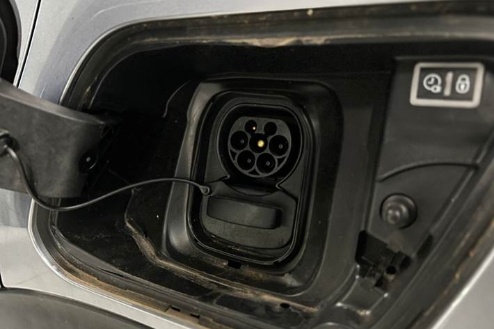 Sølv Peugeot e-2008 fra 2022