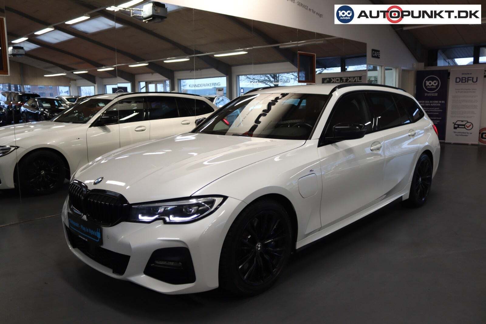 Hvid BMW 330e fra 2021