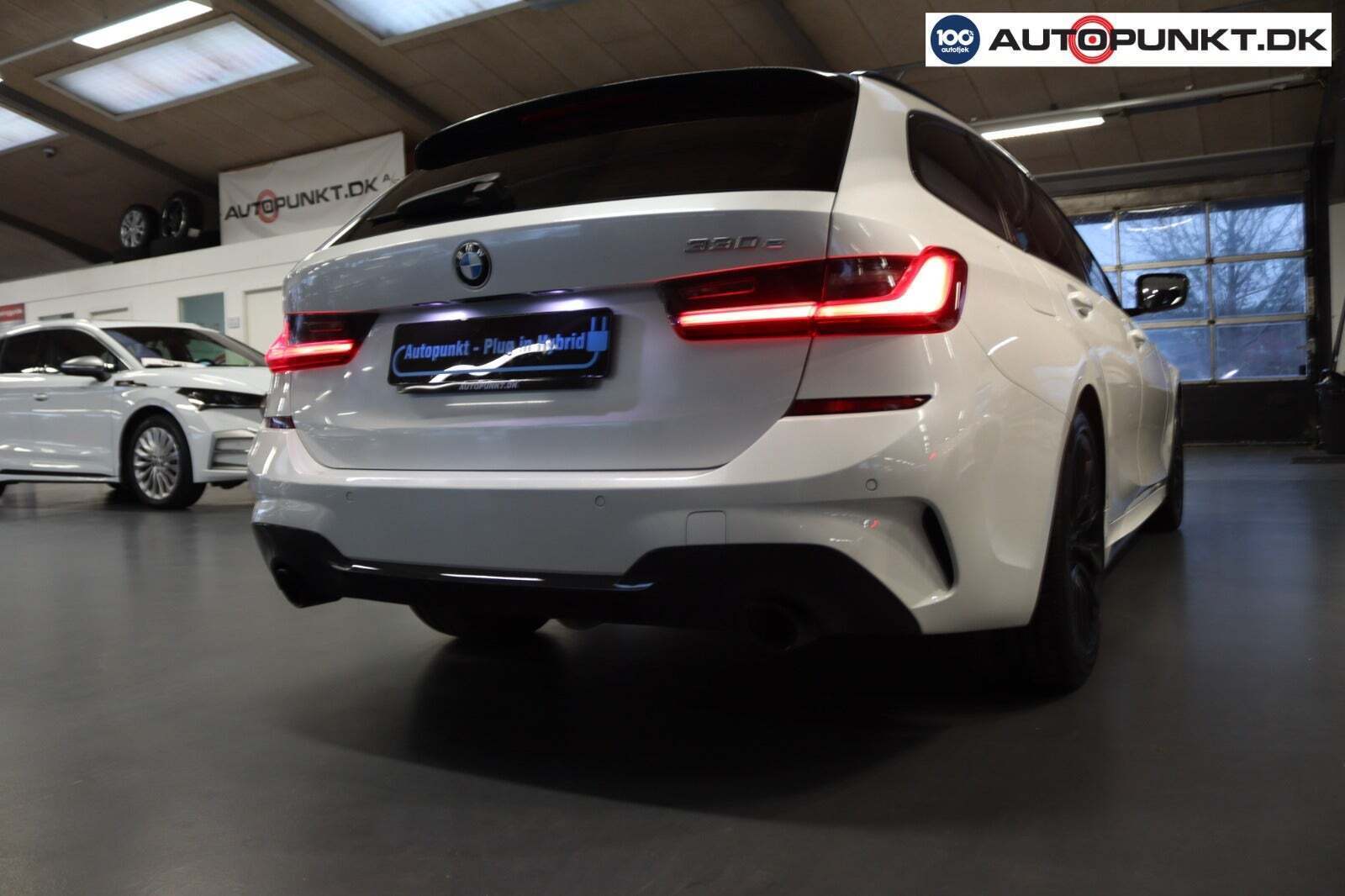 Hvid BMW 330e fra 2021