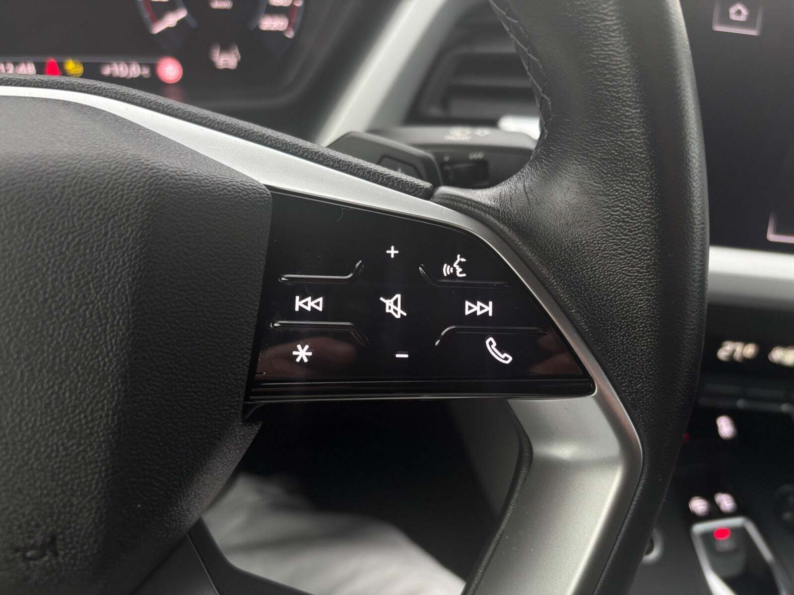 Grå Audi Q4 e-tron fra 2023