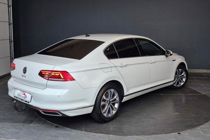 Hvid VW Passat fra 2020