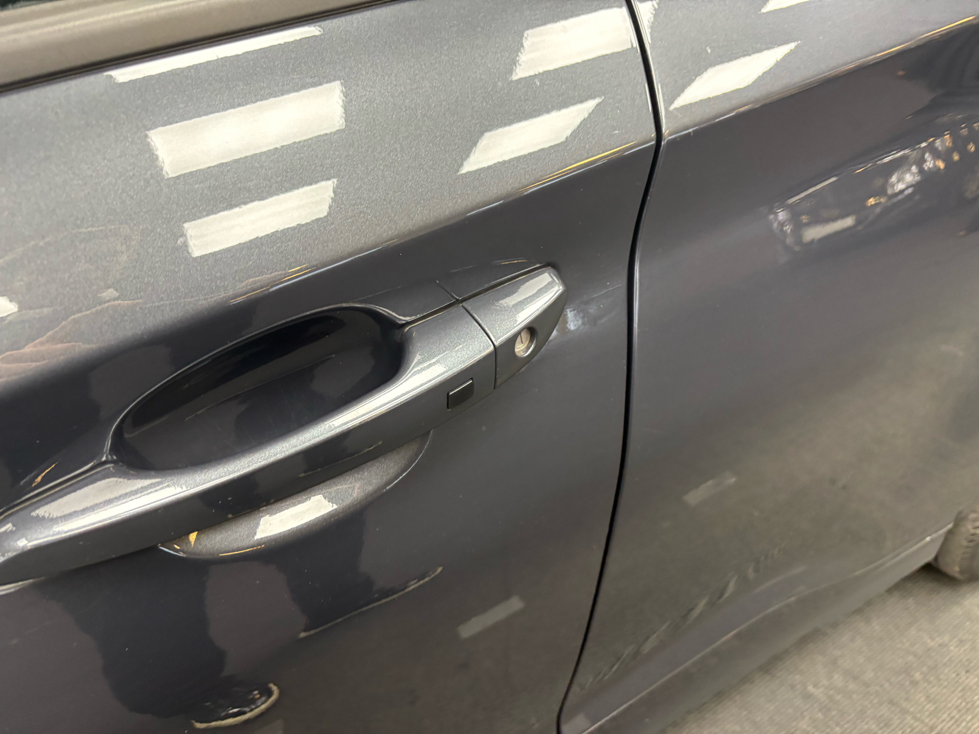 Grå Hyundai Kona fra 2021