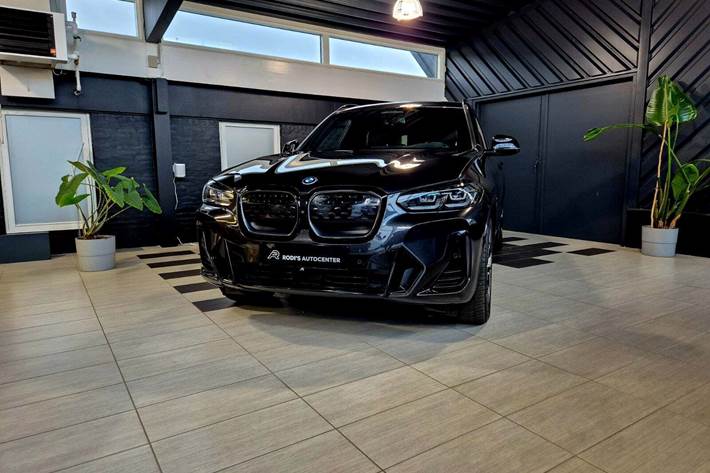 Sort BMW iX3 fra 2024